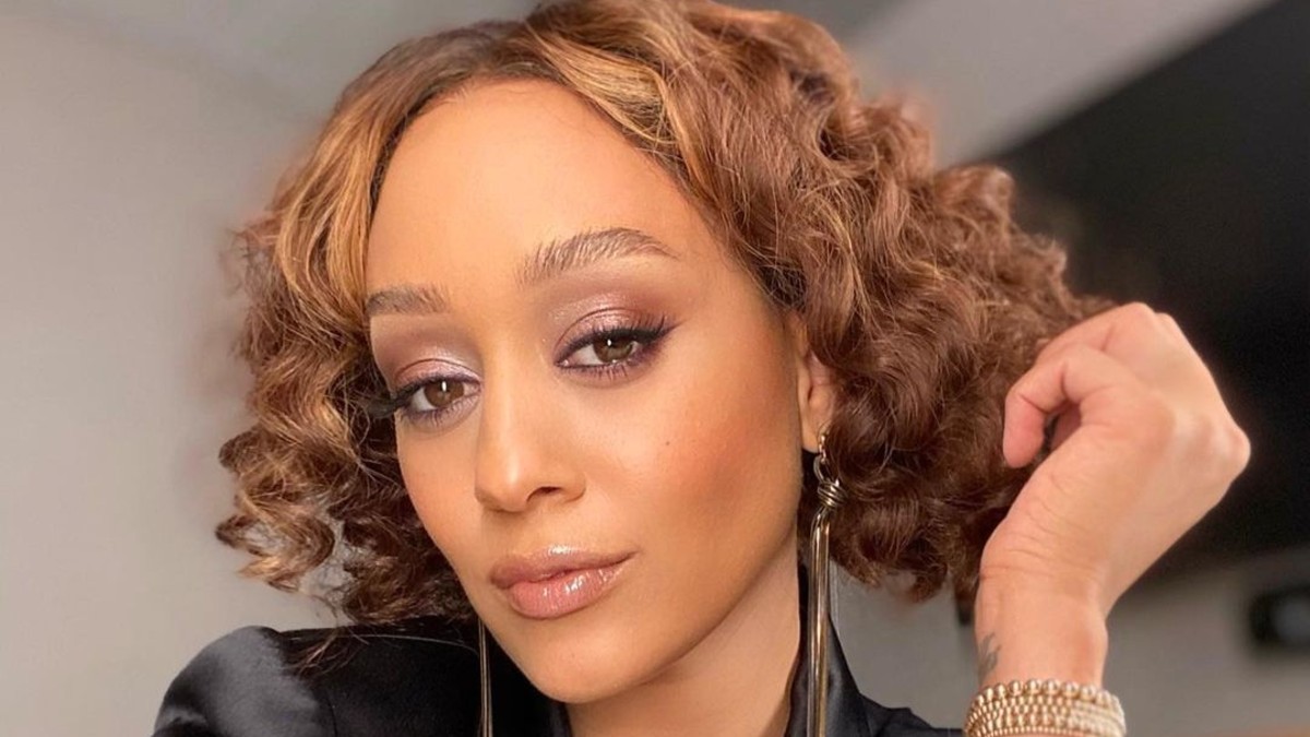 'Everyone Has the Same Face': Tia Mowry Takes Family Photo with Dad and Kids, Fans Can't Get Over Their Strong Genes