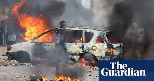 Mozambique police fire at people protesting against disputed election –&nbsp;video