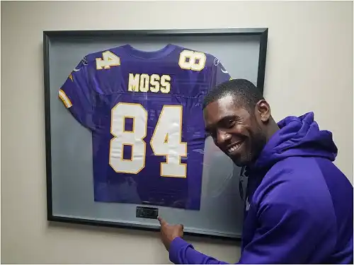 Randy Moss reveals he’s battling cancer and can't walk without a cane in painful health update - Face2Face Africa