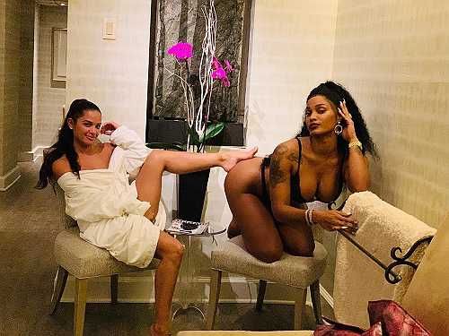 Folks Tell Joseline Hernandez to 'Tone It Down' a Bit After Chummy Photo With Rocsi Diaz Folks Tell Joseline Hernandez to 'Tone It Down' a Bit After Chummy Photo With Rocsi Diaz
